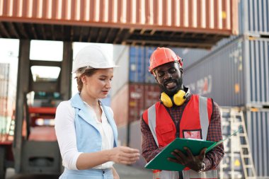 Foreman endüstrideki endüstriyel kargo gemisini kontrol ediyor. Ulaşım ve lojistik.