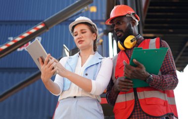 Foreman endüstrideki endüstriyel kargo gemisini kontrol ediyor. Ulaşım ve lojistik.