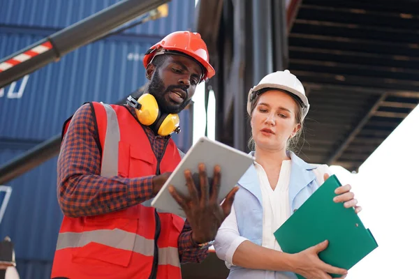 Foreman endüstrideki endüstriyel kargo gemisini kontrol ediyor. Ulaşım ve lojistik.