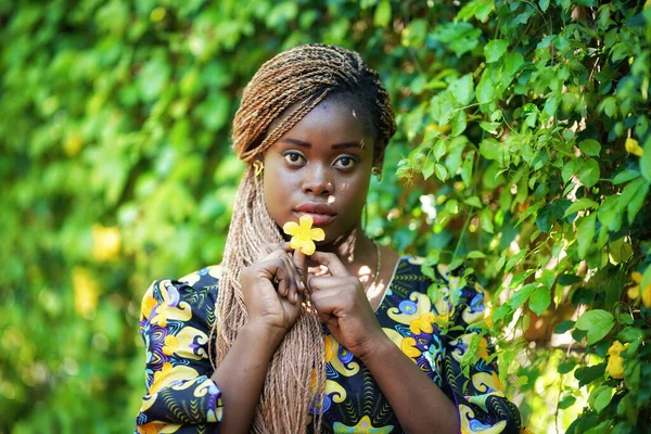 Mooie Zwarte Vrouw Met Afro Haar Poseren — Stockfoto