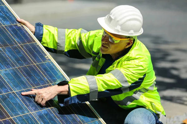 Técnicos Manutenção Painel Solar Verificação Celular Trabalhando Com Tablet Para — Fotografia de Stock