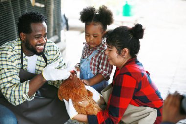 Anne ve kız bahçede, çeşitli ailelerde ve en iyi arkadaşlarla mutlu annelik hafta sonları çocuklarla, Anneler Günü konseptiyle dışarıda aktiviteler yapıyorlar.