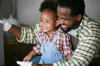 Anne ve kız bahçede, çeşitli ailelerde ve en iyi arkadaşlarla mutlu annelik hafta sonları çocuklarla, Anneler Günü konseptiyle dışarıda aktiviteler yapıyorlar.