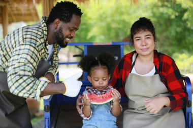 Anne ve kız bahçede, çeşitli ailelerde ve en iyi arkadaşlarla mutlu annelik hafta sonları çocuklarla, Anneler Günü konseptiyle dışarıda aktiviteler yapıyorlar.