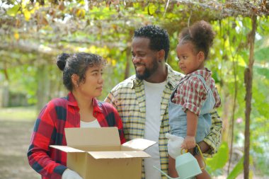 Anne ve kız bahçede, çeşitli ailelerde ve en iyi arkadaşlarla mutlu annelik hafta sonları çocuklarla, Anneler Günü konseptiyle dışarıda aktiviteler yapıyorlar.
