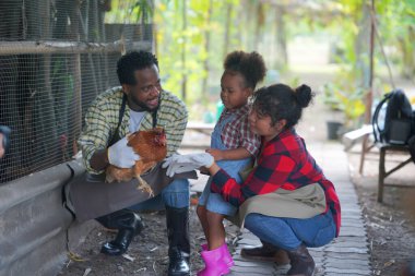 Anne ve kız bahçede, çeşitli ailelerde ve en iyi arkadaşlarla mutlu annelik hafta sonları çocuklarla, Anneler Günü konseptiyle dışarıda aktiviteler yapıyorlar.