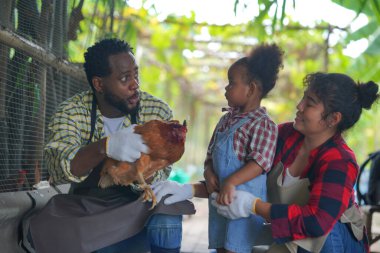 Anne ve kız bahçede, çeşitli ailelerde ve en iyi arkadaşlarla mutlu annelik hafta sonları çocuklarla, Anneler Günü konseptiyle dışarıda aktiviteler yapıyorlar.