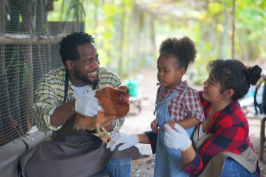 Anne ve kız bahçede, çeşitli ailelerde ve en iyi arkadaşlarla mutlu annelik hafta sonları çocuklarla, Anneler Günü konseptiyle dışarıda aktiviteler yapıyorlar.