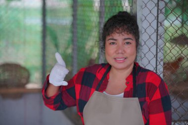 Anne ve kız bahçede, çeşitli ailelerde ve en iyi arkadaşlarla mutlu annelik hafta sonları çocuklarla, Anneler Günü konseptiyle dışarıda aktiviteler yapıyorlar.