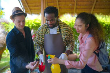 Organik bahçedeki çiftçinin portresi