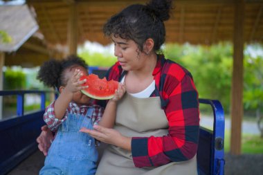 Anne ve kız bahçede, çeşitli ailelerde ve en iyi arkadaşlarla mutlu annelik hafta sonları çocuklarla, Anneler Günü konseptiyle dışarıda aktiviteler yapıyorlar.