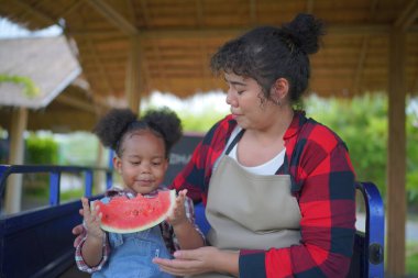 Anne ve kız bahçede, çeşitli ailelerde ve en iyi arkadaşlarla mutlu annelik hafta sonları çocuklarla, Anneler Günü konseptiyle dışarıda aktiviteler yapıyorlar.