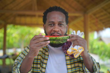 Çiftlikte karpuz yiyen afro adam..