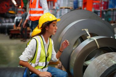 Depoda çalışan kasklı kadın işçi, endüstri