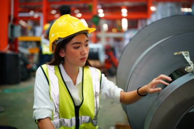 Depoda çalışan kasklı kadın işçi, endüstri