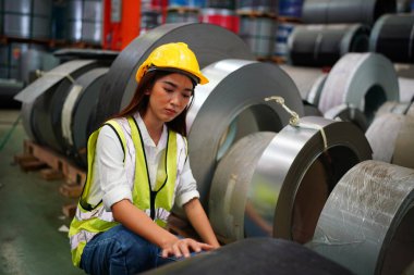 Depoda çalışan kasklı kadın işçi, endüstri