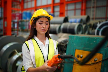 Depoda çalışan kasklı kadın işçi, endüstri