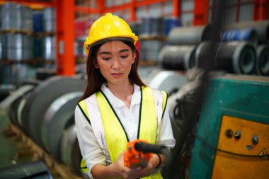 Depoda çalışan kasklı kadın işçi, endüstri