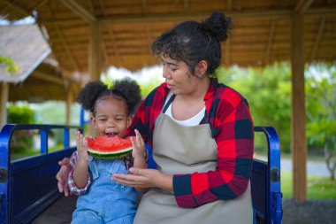 Anne ve kız bahçede, çeşitli ailelerde ve en iyi arkadaşlarla mutlu annelik hafta sonları çocuklarla, Anneler Günü konseptiyle dışarıda aktiviteler yapıyorlar.