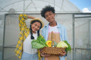 Bir grup genç insan organik çiftlikteki tarlalarda faaliyet gösteriyor..