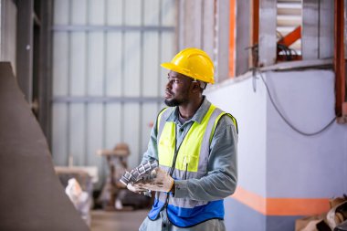 Ustabaşı ya da işçi fabrikada çalışıyor. Kontrol makinesi ya da tesisteki ürünler. Mühendis ya da teknisyen Malzemeleri ya da Tesiste Makine 'yi kontrol ediyor. Endüstriyel ve Fabrika. Metal endüstrisinde çok ırklı işçiler konuşuyor. Meslektaşlar bir konuyu tartışıyor.. 