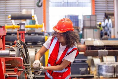 Ustabaşı ya da işçi fabrikada çalışıyor. Kontrol makinesi ya da tesisteki ürünler. Mühendis ya da teknisyen Malzemeleri ya da Tesiste Makine 'yi kontrol ediyor. Endüstriyel ve Fabrika. Metal endüstrisinde çok ırklı işçiler konuşuyor. Meslektaşlar bir konuyu tartışıyor.. 