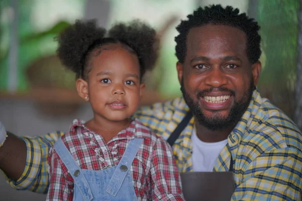 Anne ve kız bahçede, çeşitli ailelerde ve en iyi arkadaşlarla mutlu annelik hafta sonları çocuklarla, Anneler Günü konseptiyle dışarıda aktiviteler yapıyorlar.