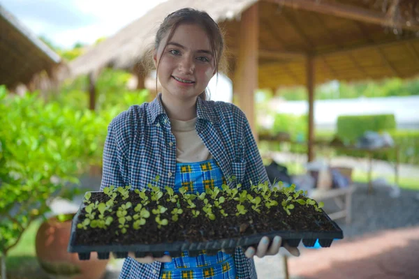 Junges Mädchen Genießt Aktivität Plantage Auf Biobauernhof — Stockfoto