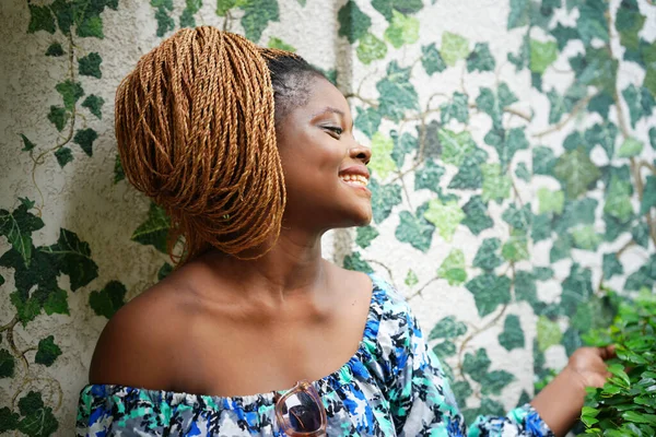 Portrét Mladé Africké Ženy Městském Pozadí — Stock fotografie