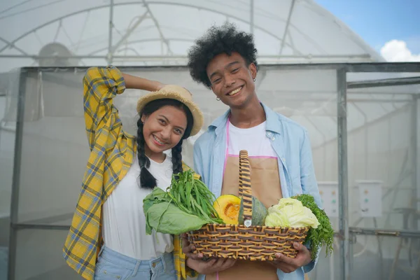 Fiatal Változatos Emberek Csoportja Élvezi Biogazdaságban Végzett Ültetési Tevékenységet — Stock Fotó