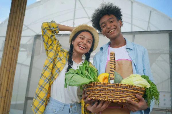 Gruppe Junger Vielfältiger Menschen Genießt Aktivität Auf Plantage Auf Biobauernhof — Stockfoto