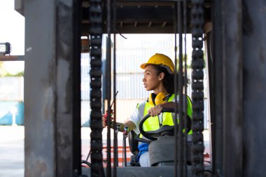Yük taşıma, nakliye, lojistik ve taşımacılık uluslararası konteyner kargo gemisi ve kargo uçağının okyanusa alacakaranlık gökyüzü, içinde
