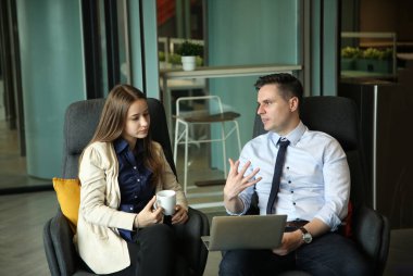 İş yerindeki işadamları iş yapmak için çalışma stratejisini tartışıyorlar.