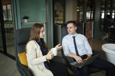 İş yerindeki işadamları iş yapmak için çalışma stratejisini tartışıyorlar.