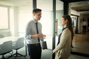 İş yerindeki işadamları iş yapmak için çalışma stratejisini tartışıyorlar.