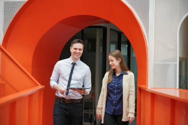 İş yerindeki işadamları iş yapmak için çalışma stratejisini tartışıyorlar.