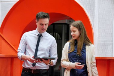 İş yerindeki işadamları iş yapmak için çalışma stratejisini tartışıyorlar.