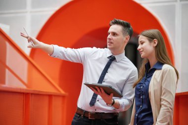 İş yerindeki işadamları iş yapmak için çalışma stratejisini tartışıyorlar.