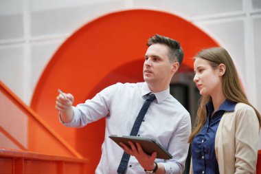 İş yerindeki işadamları iş yapmak için çalışma stratejisini tartışıyorlar.