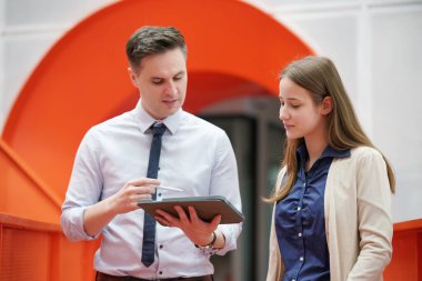 İş yerindeki işadamları iş yapmak için çalışma stratejisini tartışıyorlar.