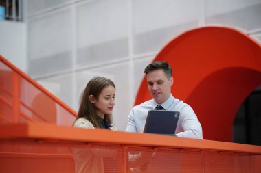 İş yerindeki işadamları iş yapmak için çalışma stratejisini tartışıyorlar.