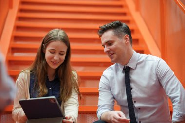 İş yerindeki işadamları iş yapmak için çalışma stratejisini tartışıyorlar.