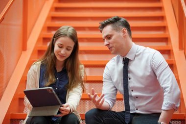 İş yerindeki işadamları iş yapmak için çalışma stratejisini tartışıyorlar.