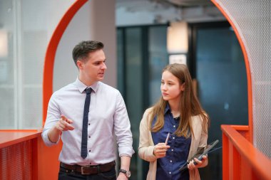 İş yerindeki işadamları iş yapmak için çalışma stratejisini tartışıyorlar.