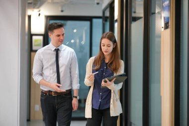 İş yerindeki işadamları iş yapmak için çalışma stratejisini tartışıyorlar.