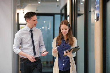 İş yerindeki işadamları iş yapmak için çalışma stratejisini tartışıyorlar.