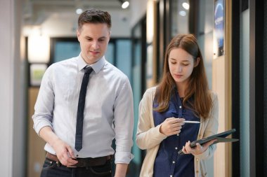 Çeşitli iş adamları bir toplantı.