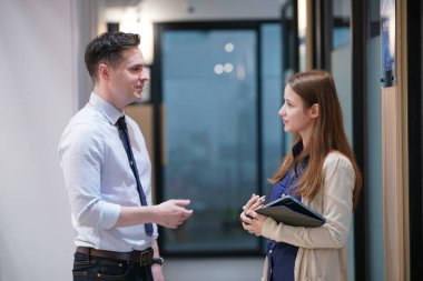 genç adam toplantıda iş ortağı Office danışmanlık