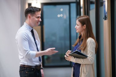 genç adam toplantıda iş ortağı Office danışmanlık