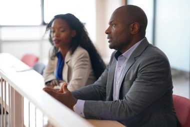 genç adam toplantıda iş ortağı Office danışmanlık